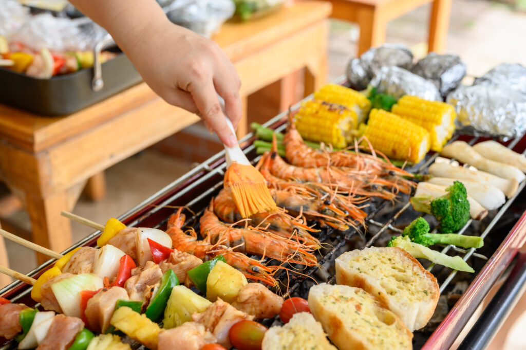 Bạn có thể thoải mái bày biện tiệc nướng bên hồ, quây quần bên bếp lửa cùng người thân và bạn bè. Bạn có thể thoải mái bày biện tiệc nướng bên hồ, quây quần bên bếp lửa cùng người thân và bạn bè.